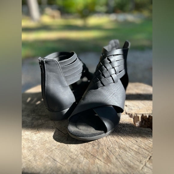 Shoes - Black sandals size 8